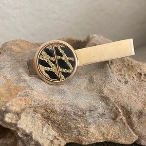 5/$10❤️❤️❤️Vintage SWANK Gold Tone and Black Tie Clip